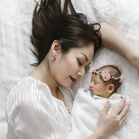Newborn fotoshoot baby en moeder fotografie